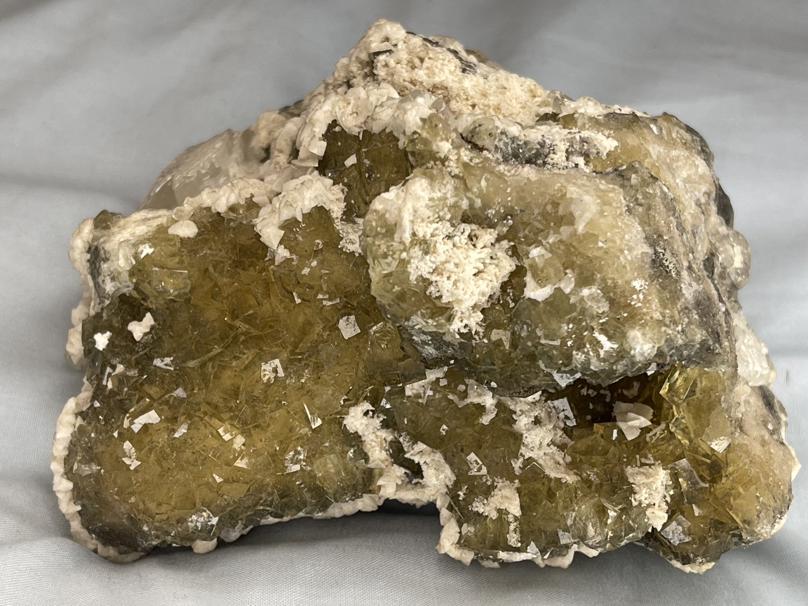 Fluorita, Calcita, Dolomita
13cm de largo y 8cm de alto
(Autor: castrominerals)