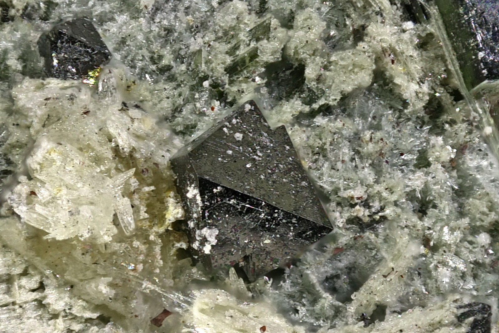Magnetita
Cristal ,1,5 mm
(Autor: Jorgina-Agusti-Màrius)