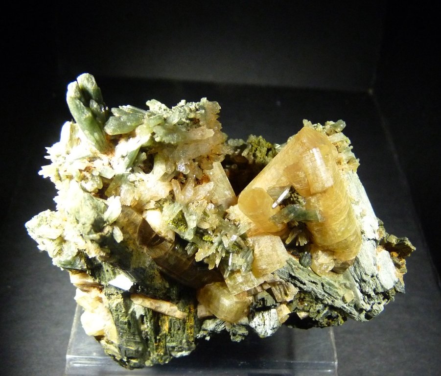 Fluorapatito (Grupo Apatito), Epidota, Anfíbol (variedad uralita) y Cuarzo
80x50 mm.
(Autor: Jesus Franquesa Baucells)