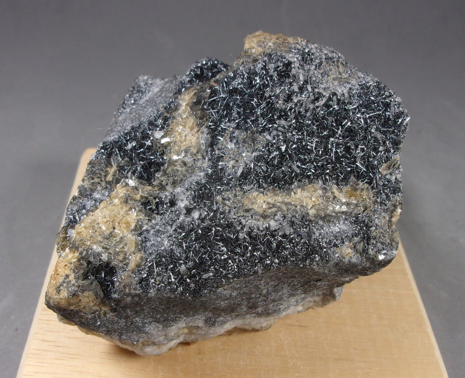 Jamesonita
5,2 x 5 x 4,6 cm.
(Autor: J. G. Alcolea)