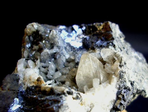 Anglesita
Pieza; 7x5,3cm. Cavidad de 4cm. Cristal mayor; 1,3x1,1cm.
(Autor: DAni)