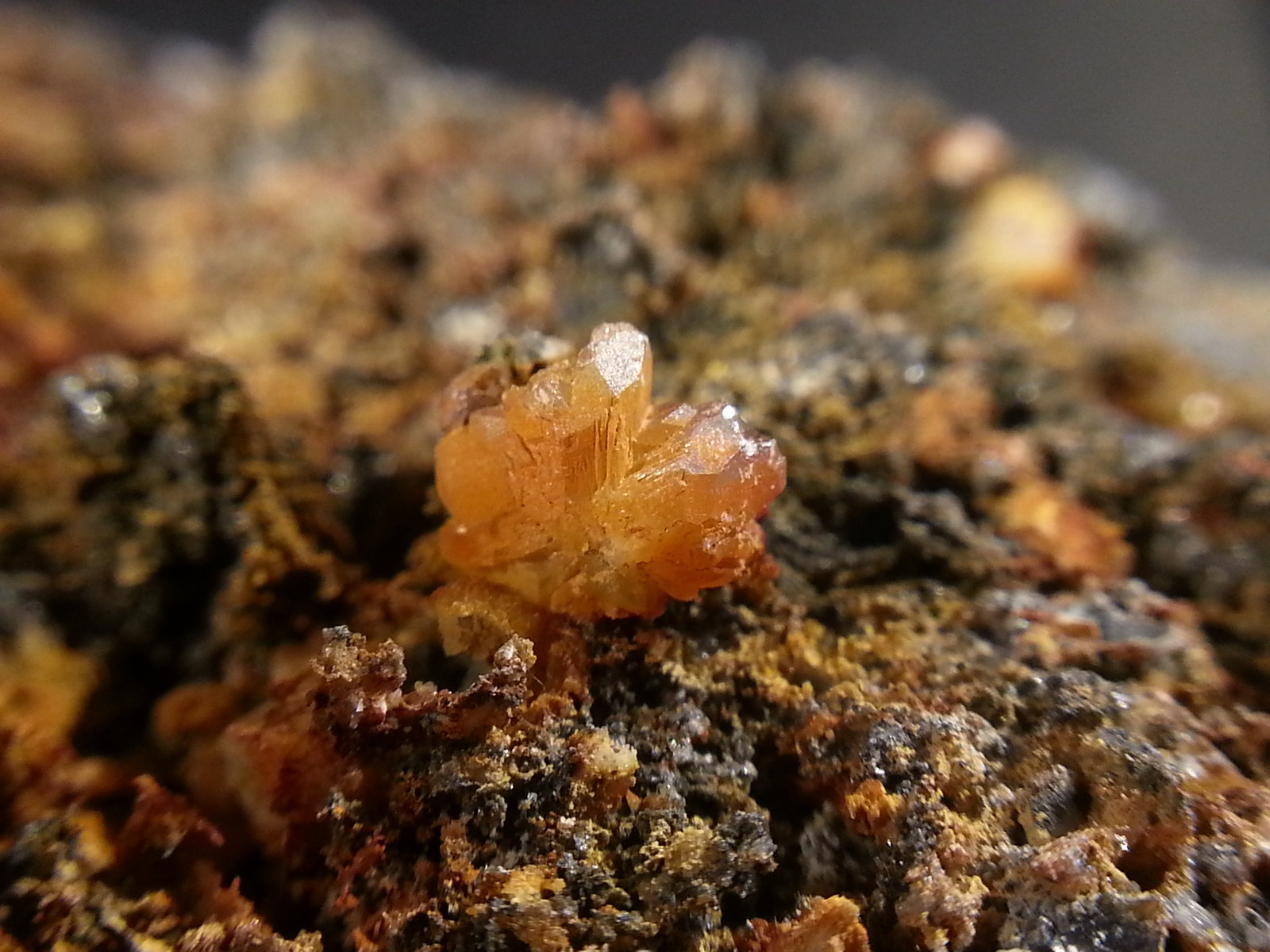 Cerusita
el cristal hace 5 x 3 mm
(Autor: Javier Rodriguez)