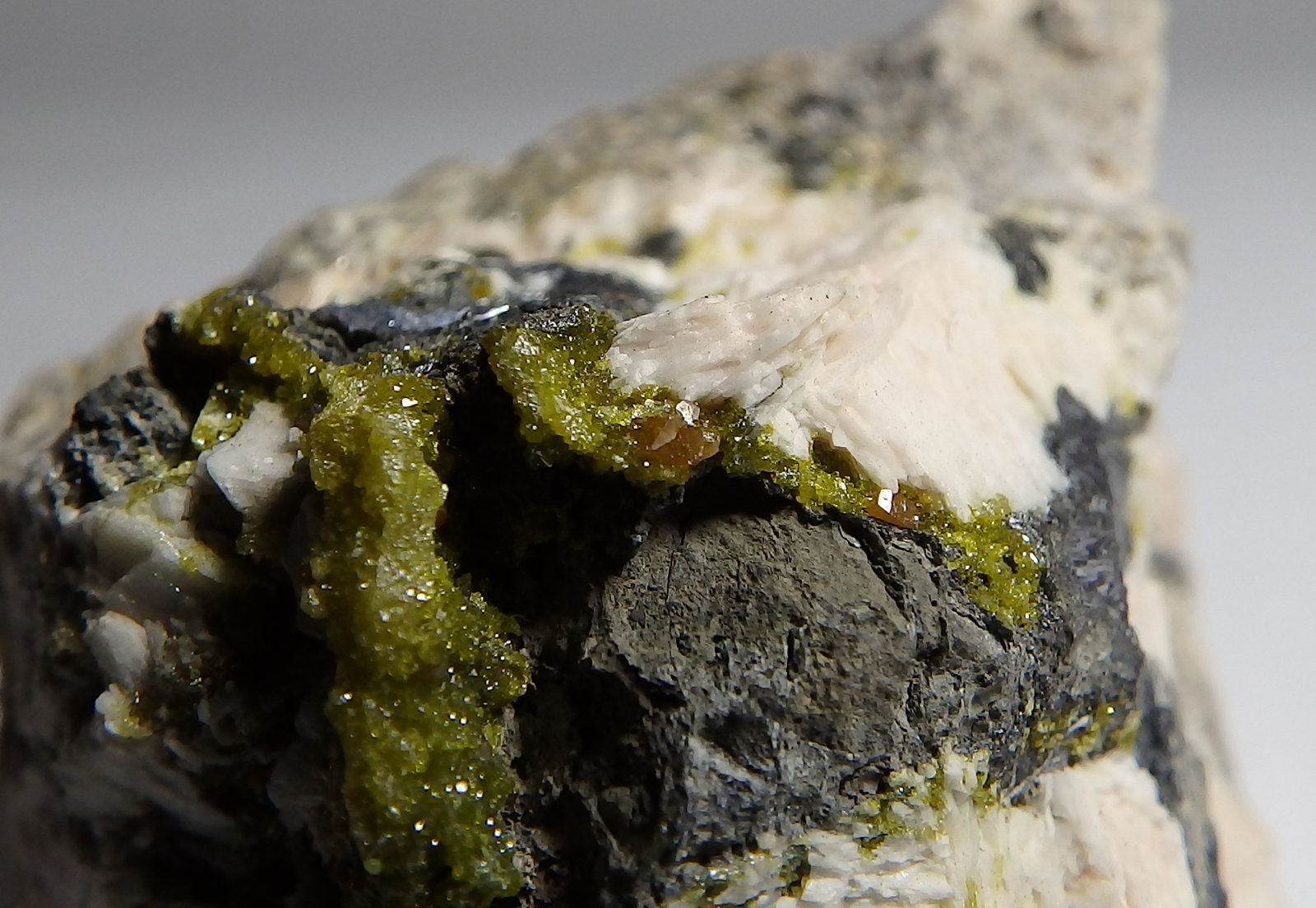 Galena, Piromorfita-Mimetita y Wulfenita
Encuadre 2,5 x 2 cm aprox.
(Autor: heat00)