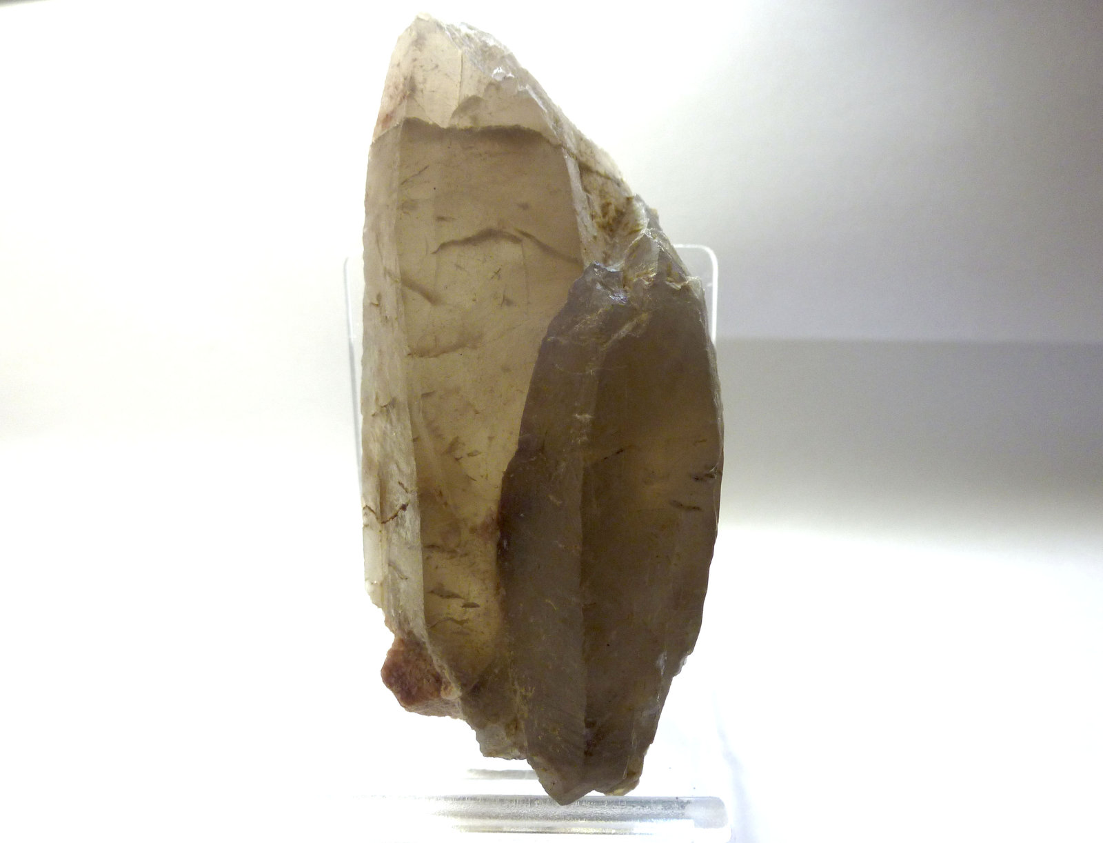 Cuarzo (variedad cuarzo ahumado)
Medidas pieza: 7,6x3,5x2,5 cm
(Autor: Sergio Pequeño)