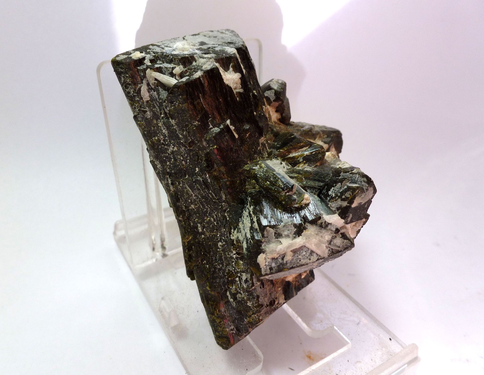 Epidota
Medida: 7,3 x 5 x 3 cm
(Autor: Sergio Pequeño)