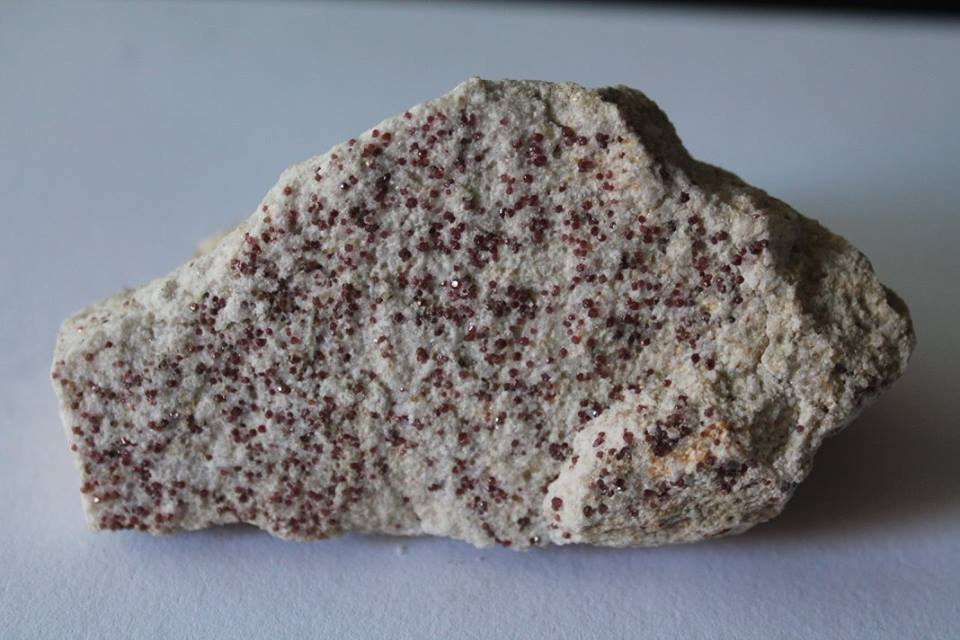 Almandino (Grupo Granate).
13,5 x 7 cm.
(Autor: Rafael varela olveira)