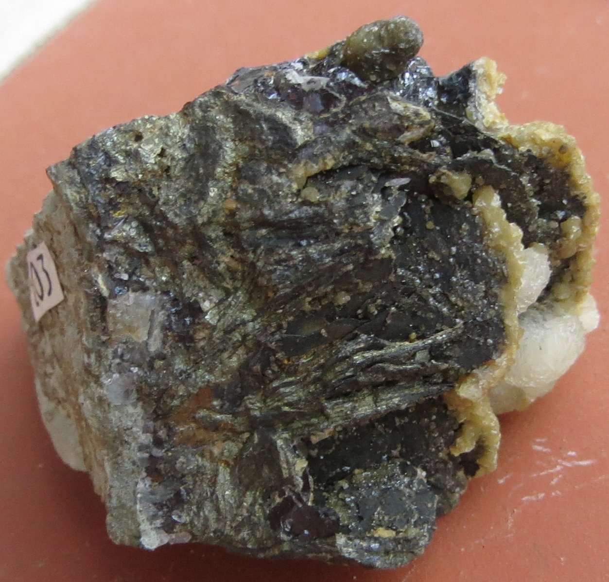 Pirrotita, Siderita, Calcita
4 x 3 x 3 cm  (peso: 45 gramos)
(Autor: Kaszon Kovacs)