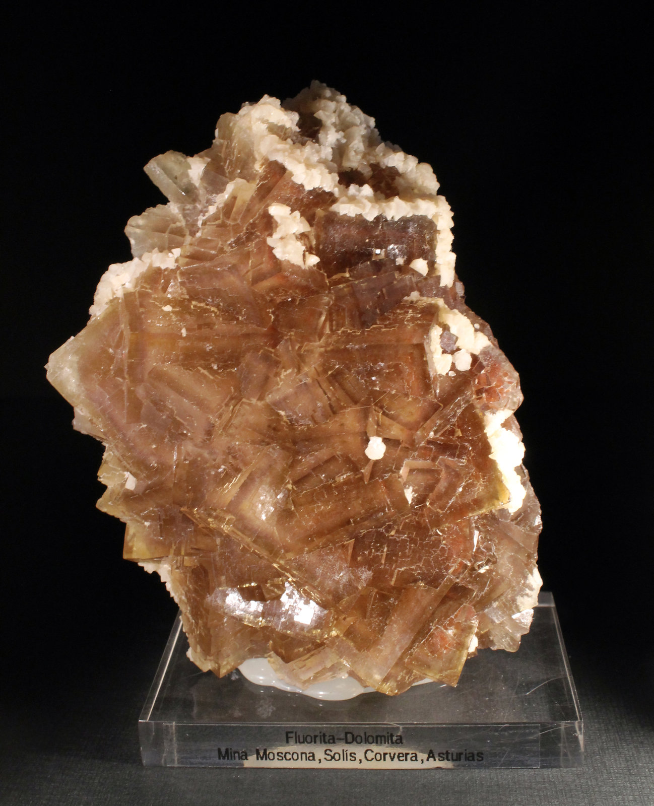 Fluorita y Dolomita
11 x 8 cm. (Cristal mayor: 3 cm).
(Autor: Darío Menéndez)
