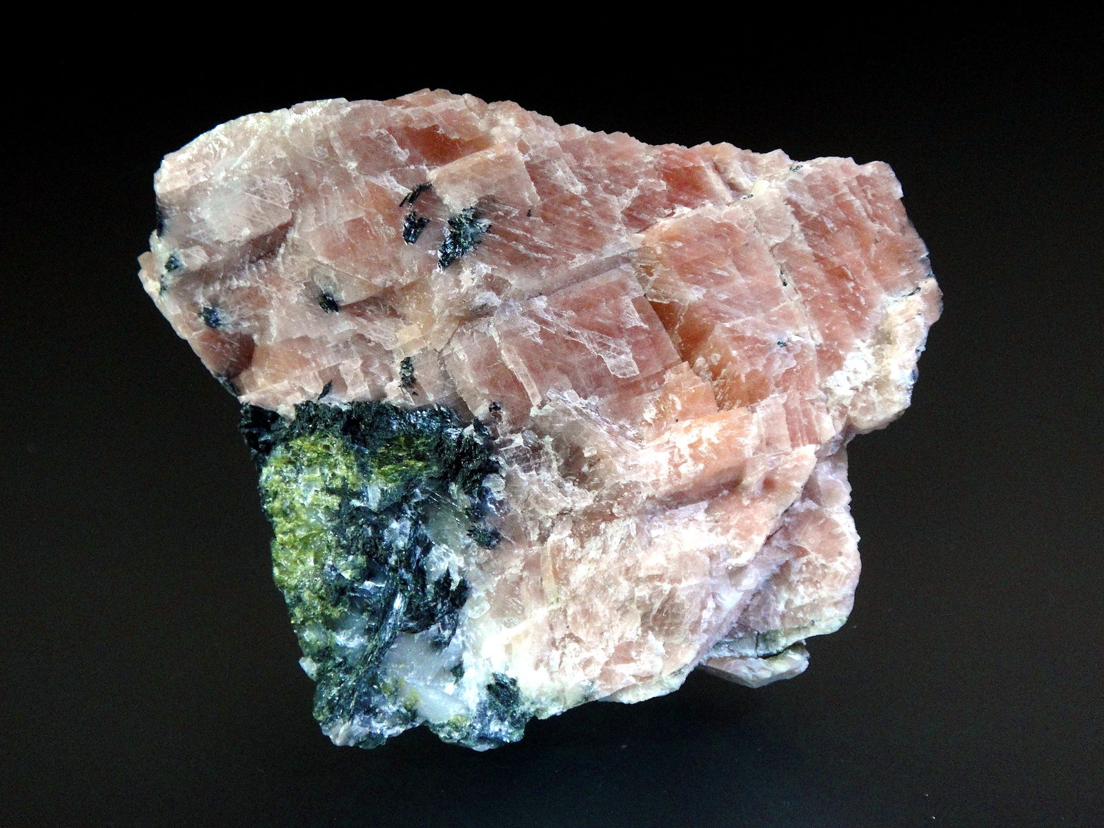 Calcita, Epidota, Ferropargasita, Pirita
6 x 5 cm.
(Autor: Antonio P. López)