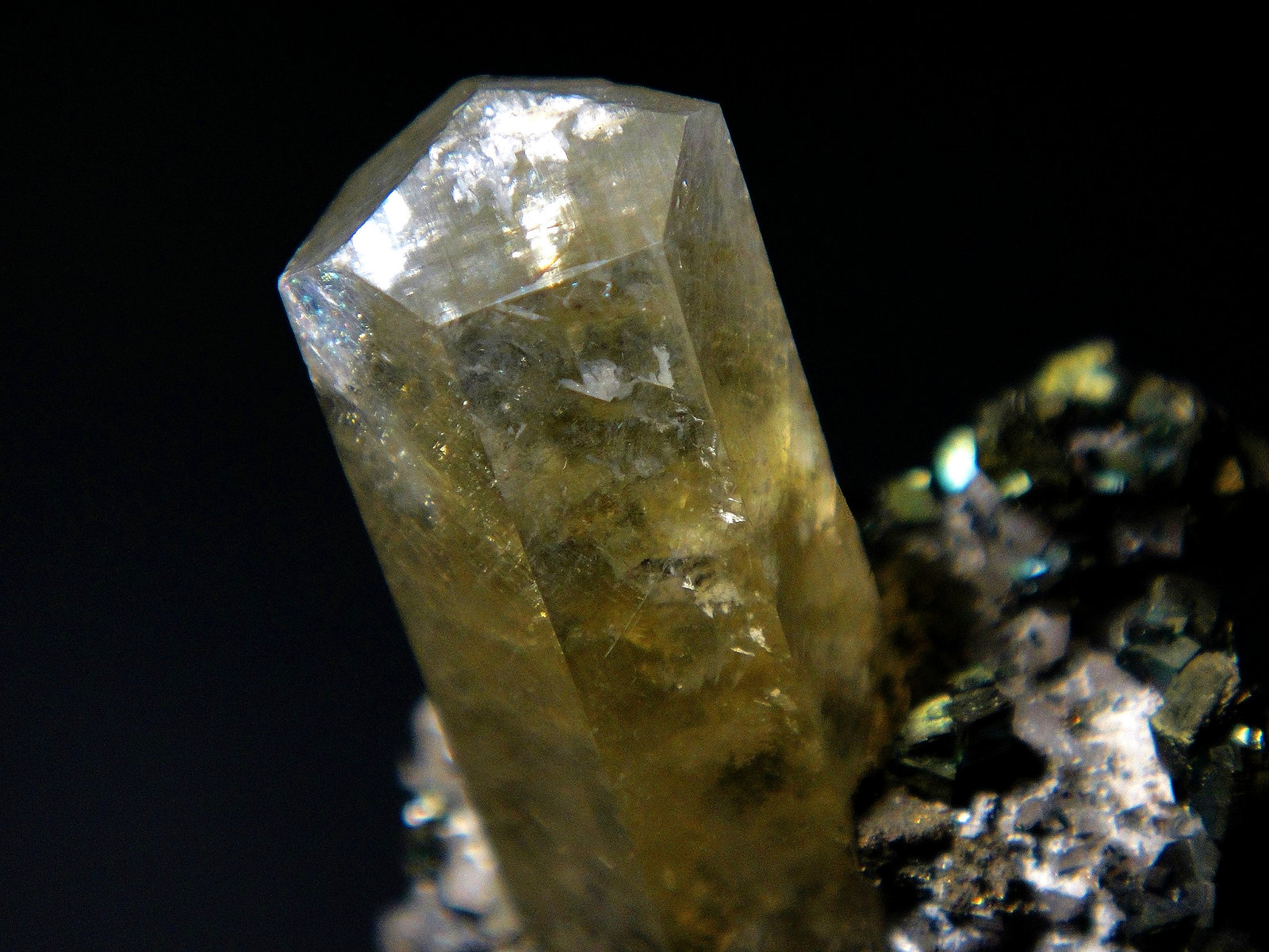 Calcita y Marcasita
Cristal de 3 cm.
(Autor: Antonio P. López)