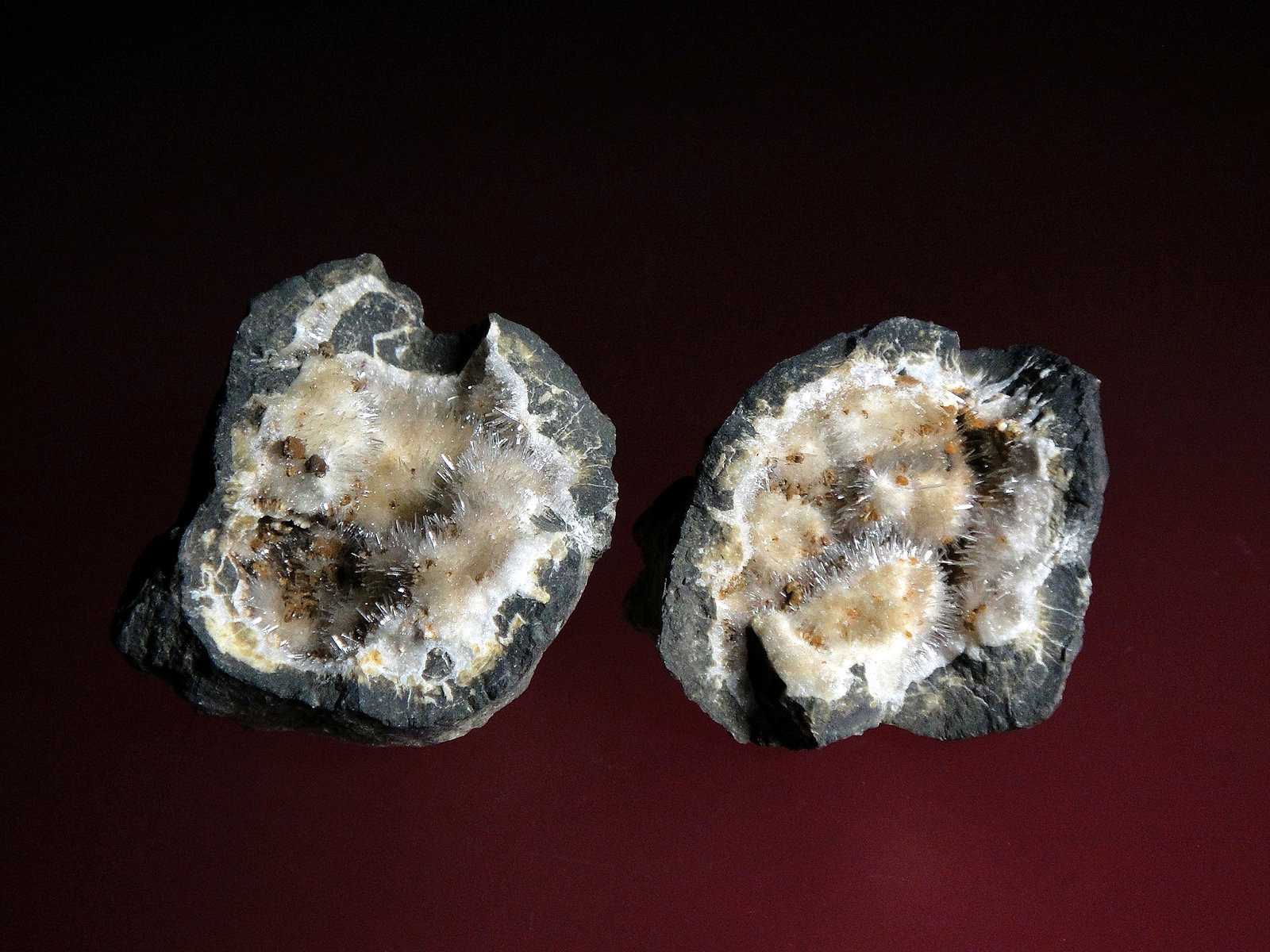 Kutnohorita y Aragonito
3 x 3 cm. cada pieza
(Autor: Antonio P. López)