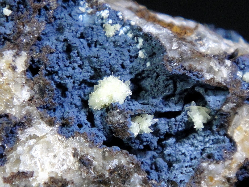 Cerusita [Cerussite], Goethita [Goethite]
Campo de visión 2 cm.
(Autor: Antonio P. López)