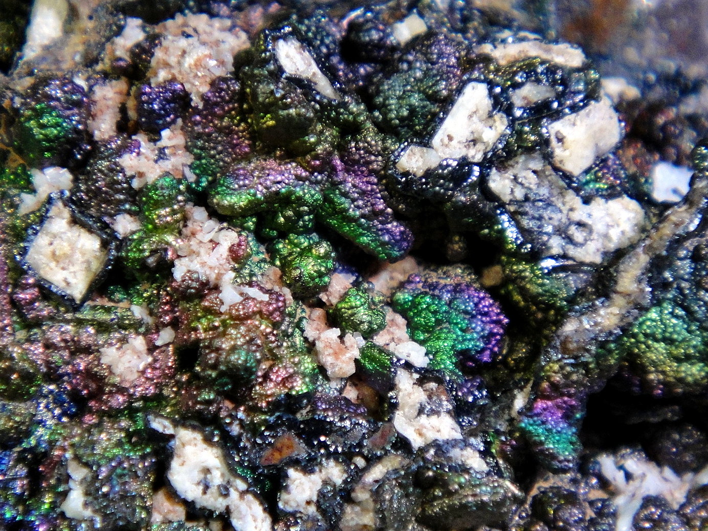 Goethita, Cerusita
Campo de visión 2 cm.
(Autor: Antonio P. López)