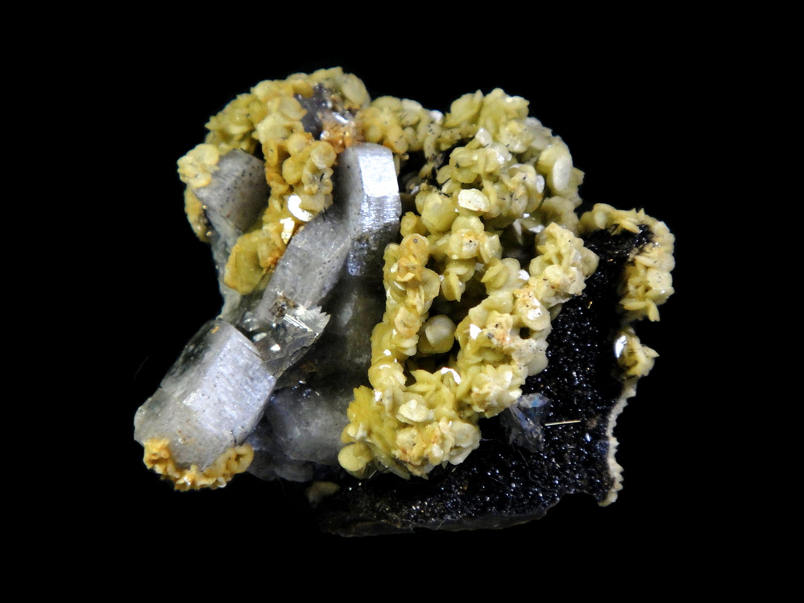 Siderita, Fluorapatito, Arsenopirita
5 x 5 cm.
(Autor: Antonio P. López)