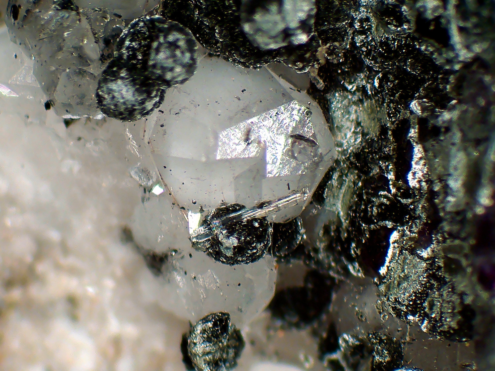Burbankita, Clorita, Analcima
Campo de visión 3 mm.
(Autor: Antonio P. López)