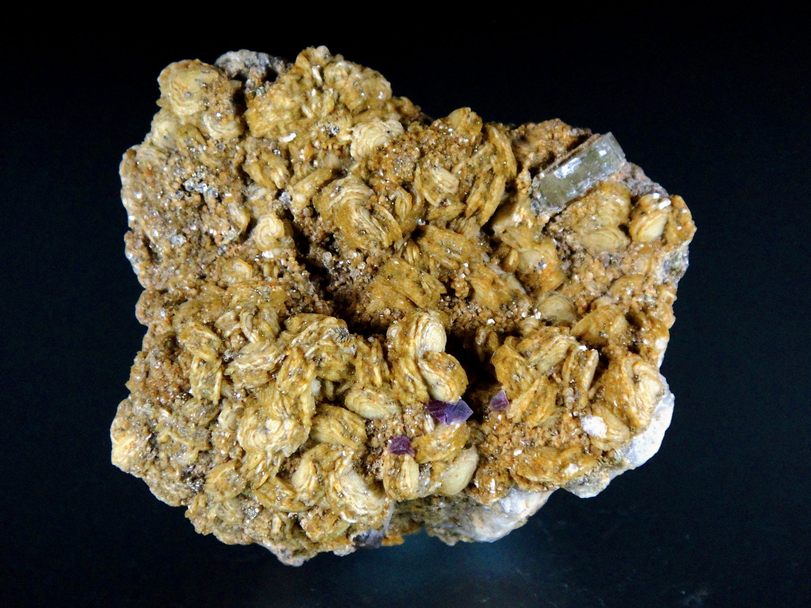Siderita, Fluorita, Fluorapatito
5,5 x 5 cm.
(Autor: Antonio P. López)
