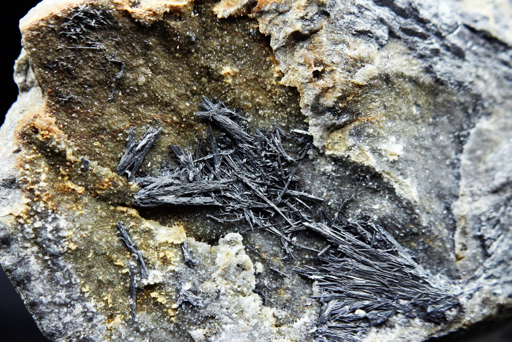 Antimonita
11 x 8 cm
(Autor: Pedro Antonio)