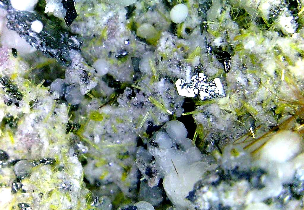 Diópsido, Calcita
Campo de visión 10 mm.
(Autor: Antonio P. López)