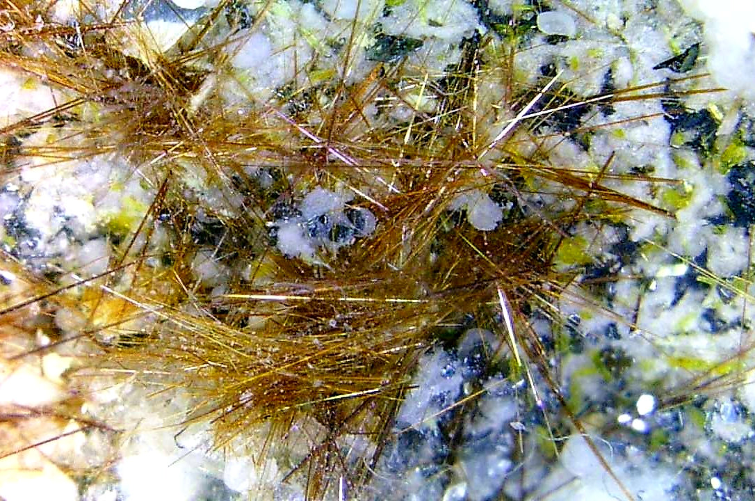 Yuanfuliita, Fluorapatito, Hematites
Campo de visión 10 mm.
(Autor: Antonio P. López)