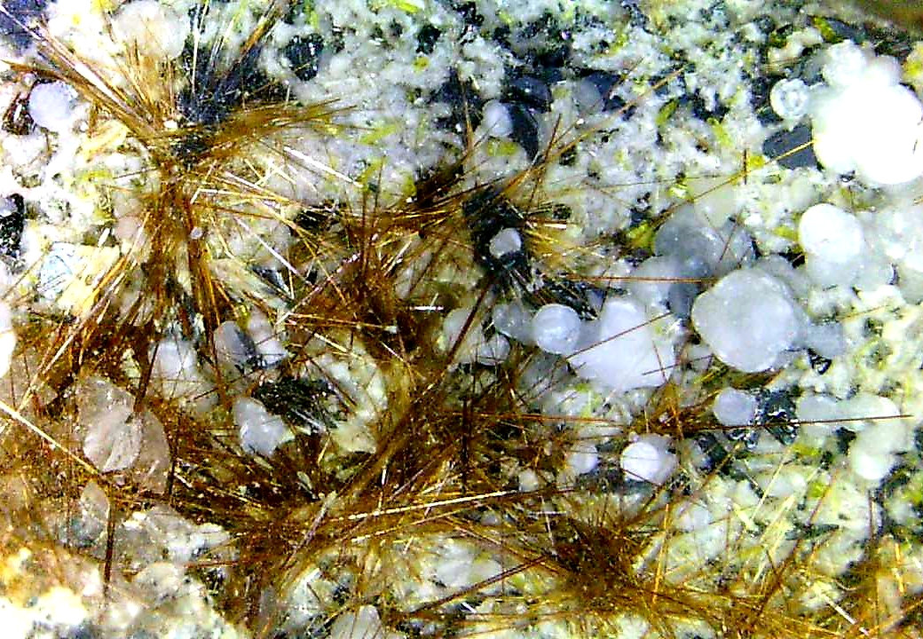 Yuanfuliita, Fluorapatito, Hematites, Calcita
Campo de visión 10 mm.
(Autor: Antonio P. López)