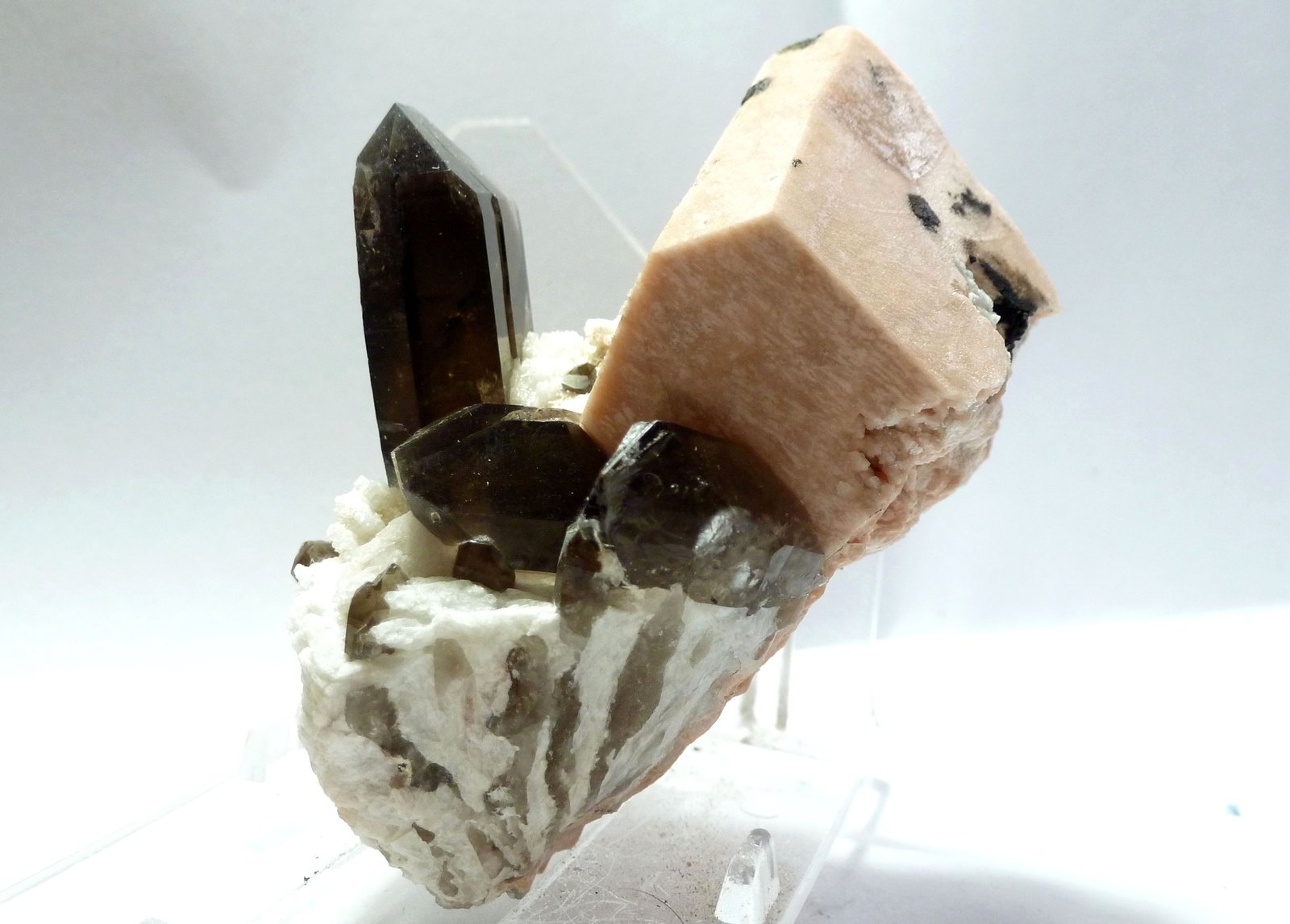 Cuarzo (variedad ahumado), Microclina y Albita
Medida: 6,3 x 4,3 x 4 cm
(Autor: Sergio Pequeño)