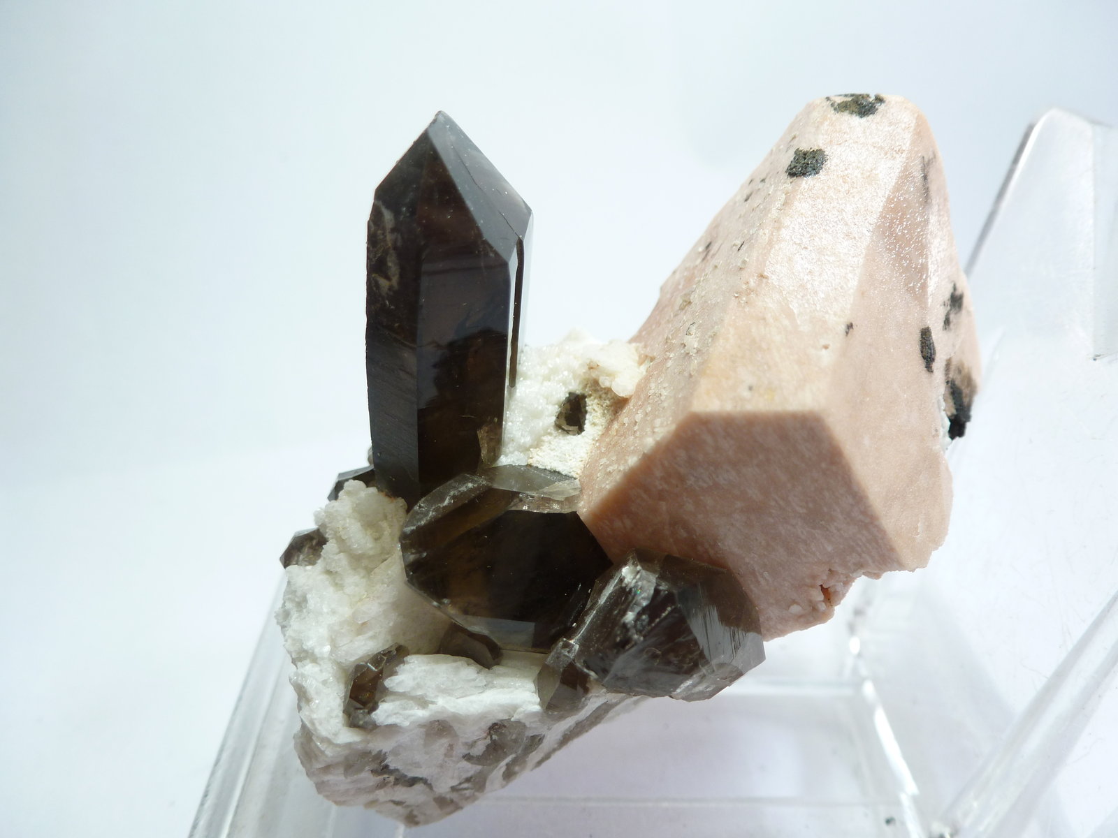 Cuarzo (variedad ahumado), Microclina y Albita
Medida: 6,3 x 4,3 x 4 cm
(Autor: Sergio Pequeño)