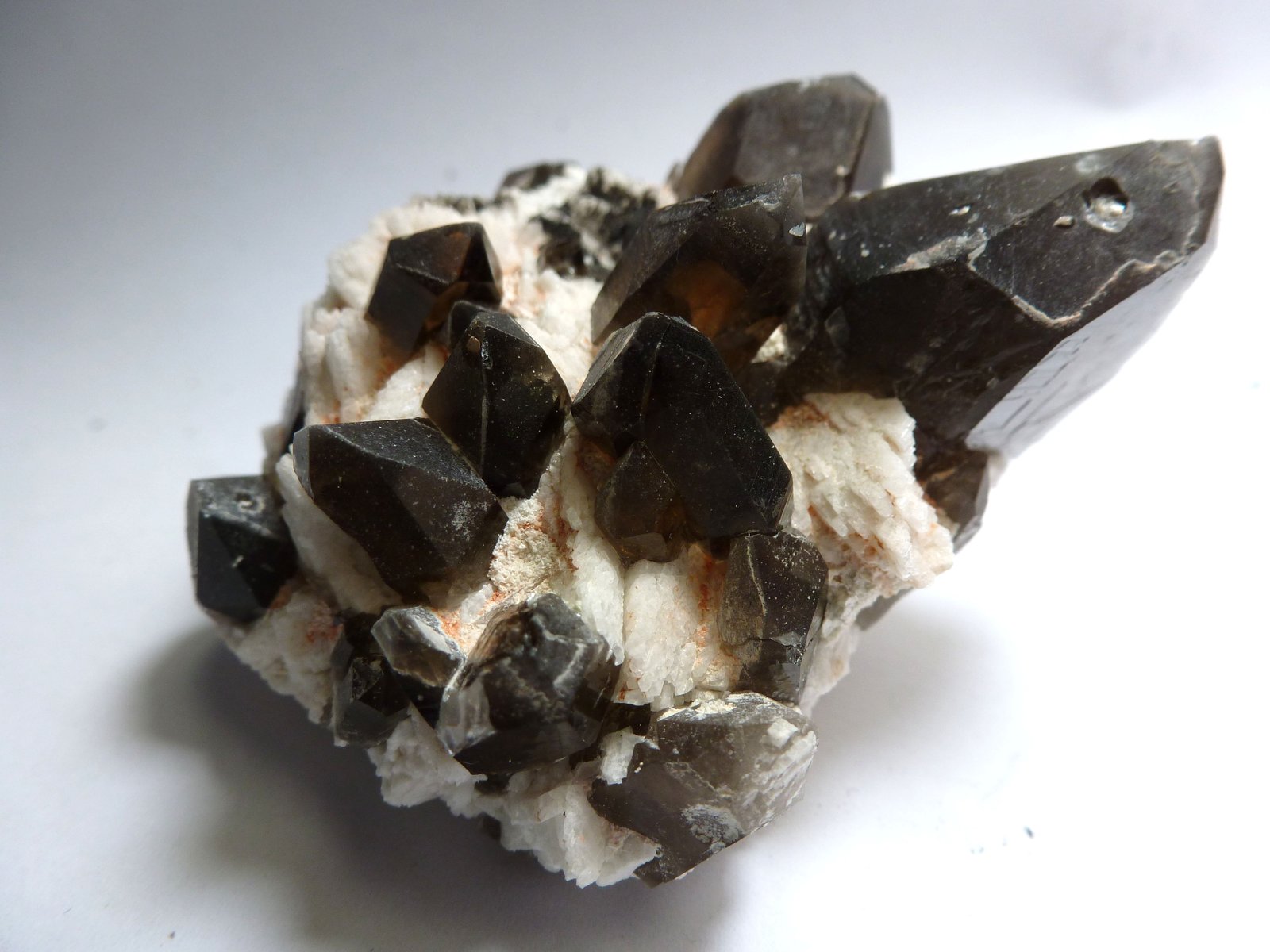 Cuarzo (variedad ahumado) y Albita
Medida: 5,8 x 4,5 x 3 cm
(Autor: Sergio Pequeño)