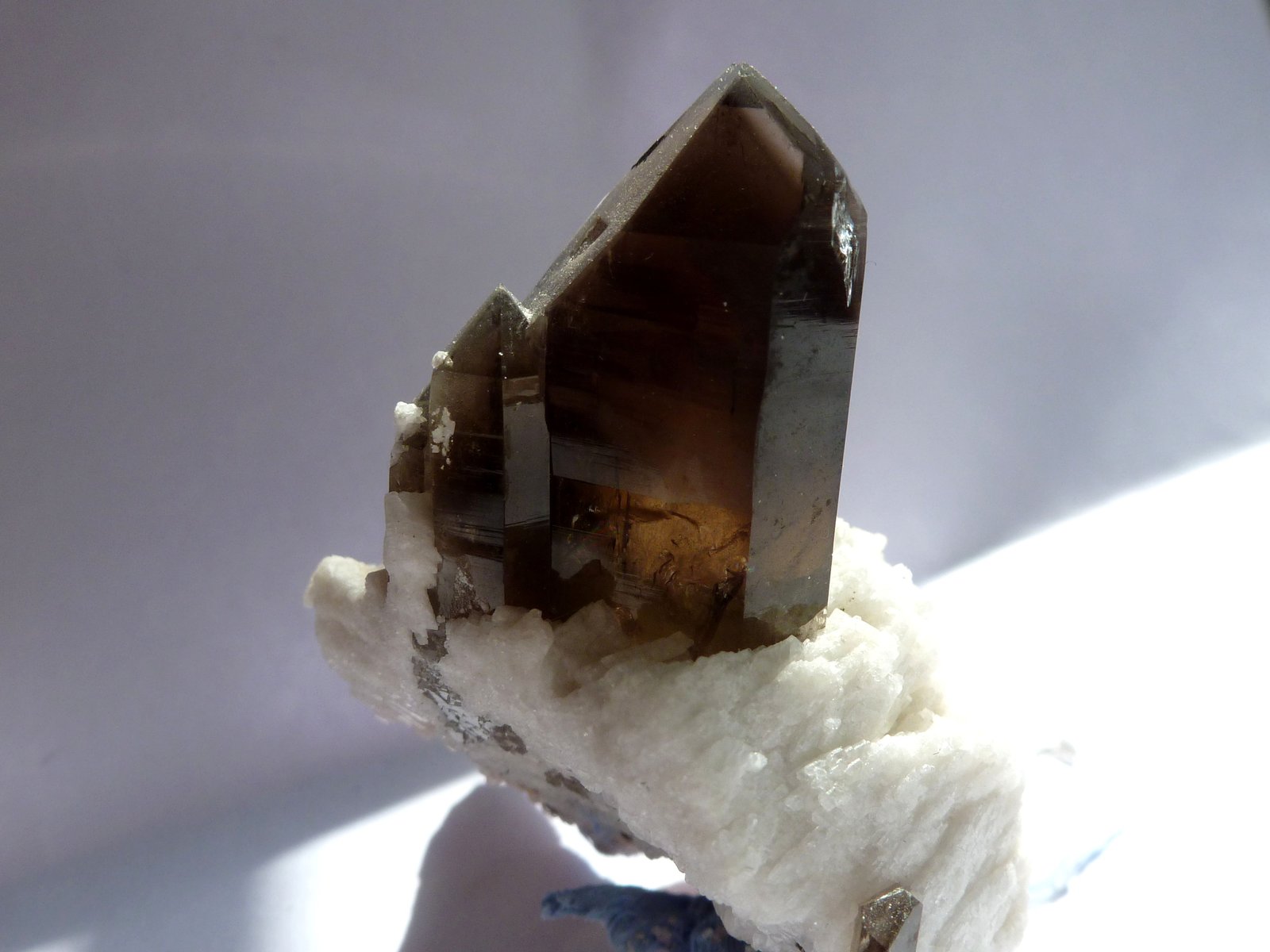 Cuarzo (variedad ahumado) y Albita
Medida: 4,3 x 3 x 2,5 cm
(Autor: Sergio Pequeño)