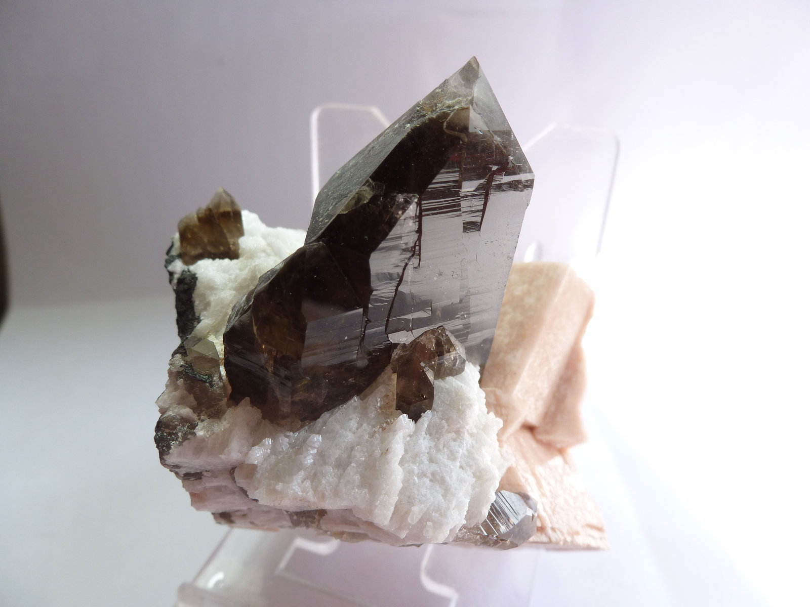 Cuarzo (variedad ahumado), Microclina y Albita
Medida: 6 x 5,3 x 3 cm
(Autor: Sergio Pequeño)