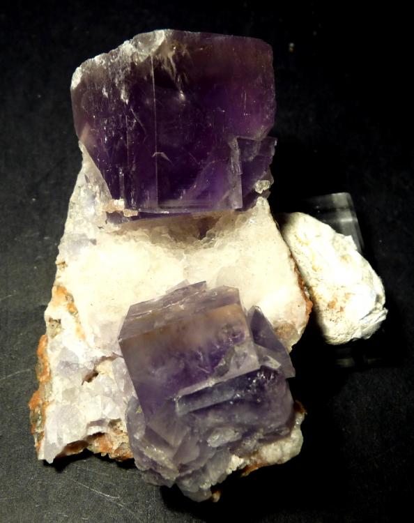 Fluorita, cuarzo
Pieza anterior el cristal mayor 20 mm.
(Autor: Jesus Franquesa Baucells)