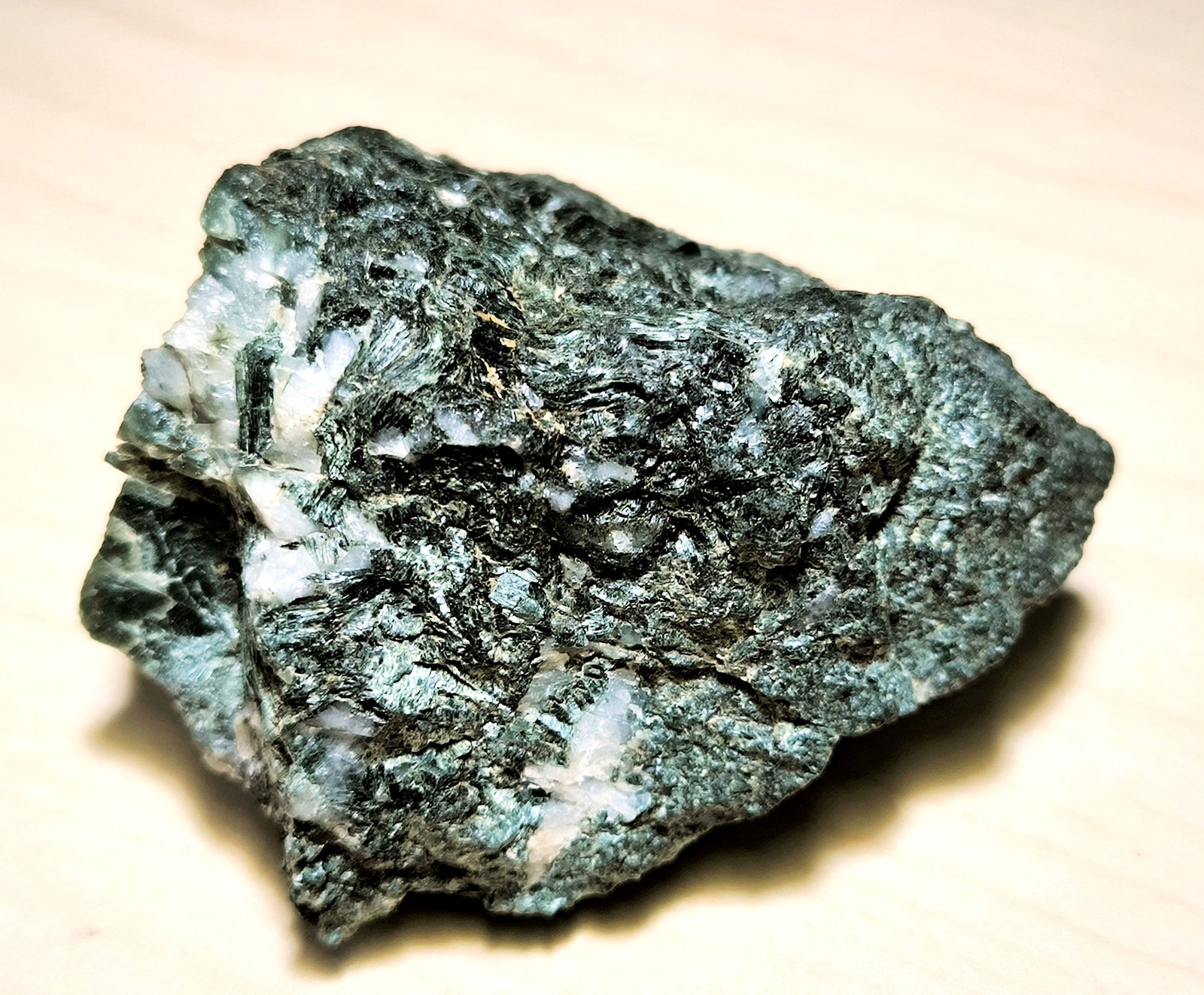 Ludwigita, Cuarzo, Calcita
64 mm x 55 mm. Masa: 117 g.
(Autor: Carles Millan)
