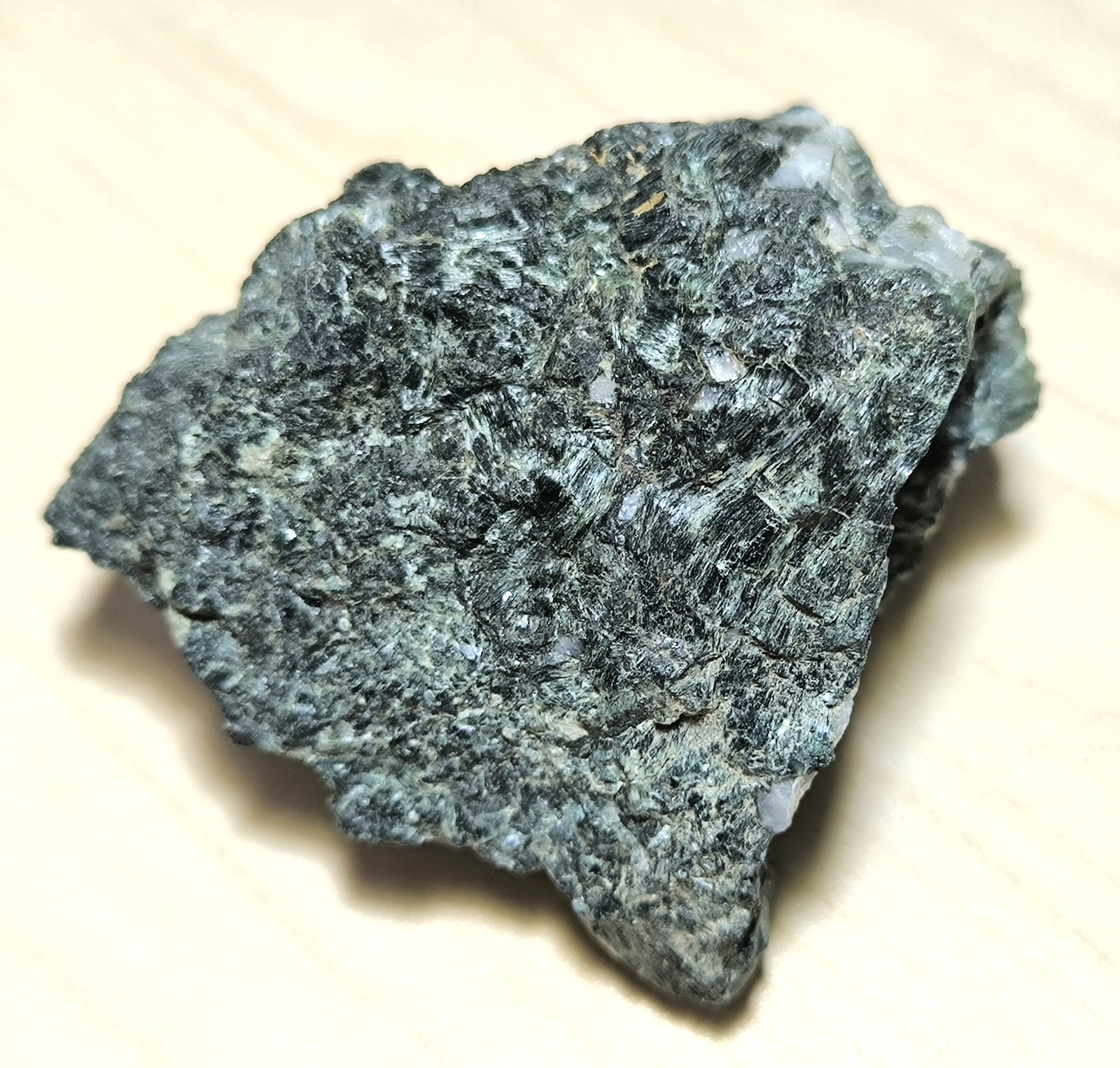 Ludwigita, Cuarzo, Calcita
64 mm x 55 mm. Masa: 117 g.
(Autor: Carles Millan)