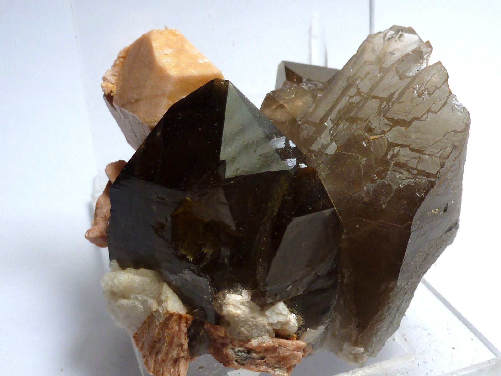 Cuarzo (variedad ahumado), Microclina y Albita
Medida: 5,5 x 5 x 3,5 cm
(Autor: Sergio Pequeño)
