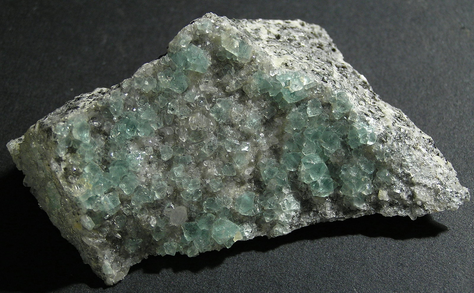 Fluorita, cuarzo
7 x 4 x 2,5 cm
(Autor: Frederic Varela)