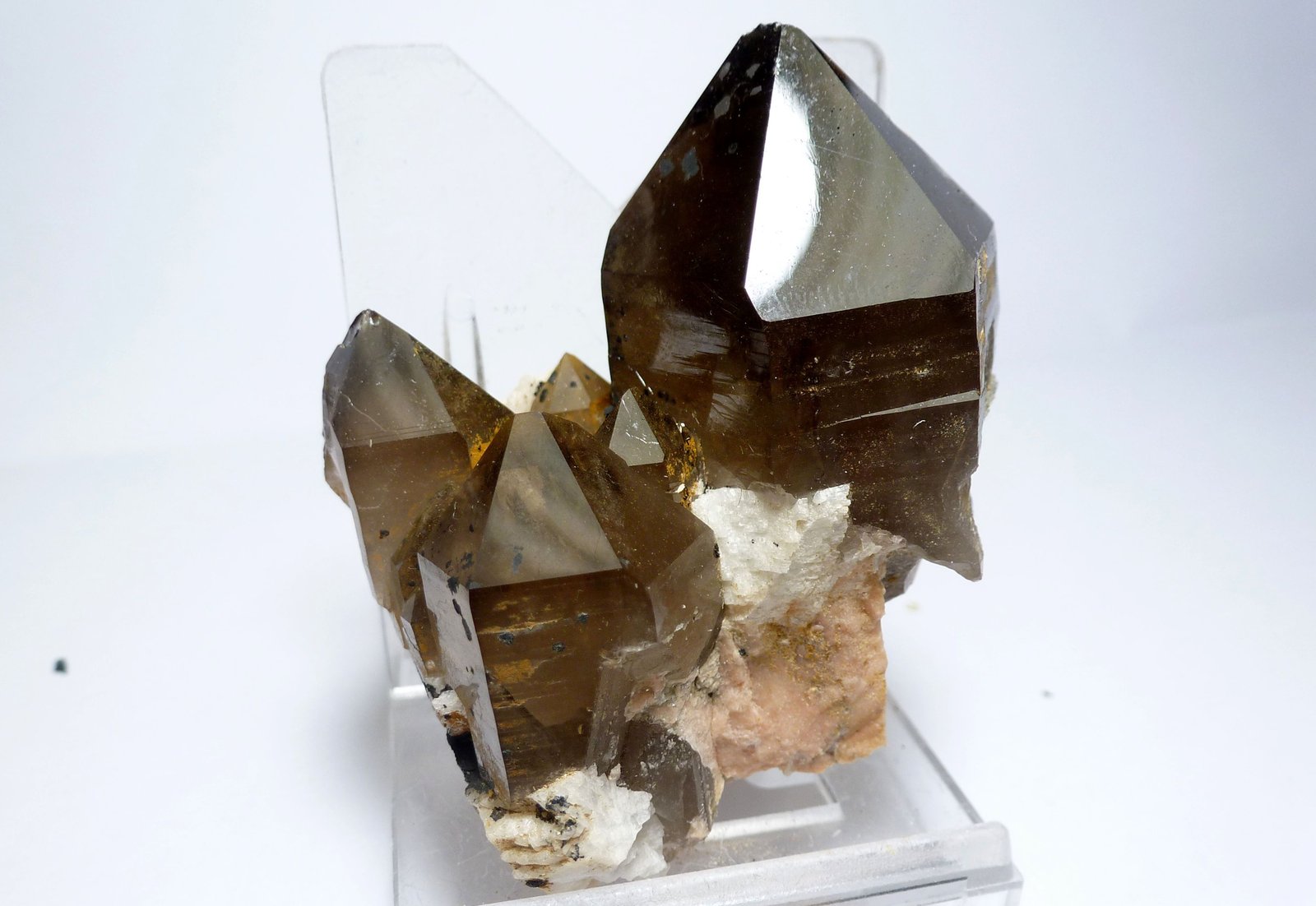 Cuarzo (variedad ahumado)
Medida: 5,7 x 4,9 x 3 cm
(Autor: Sergio Pequeño)