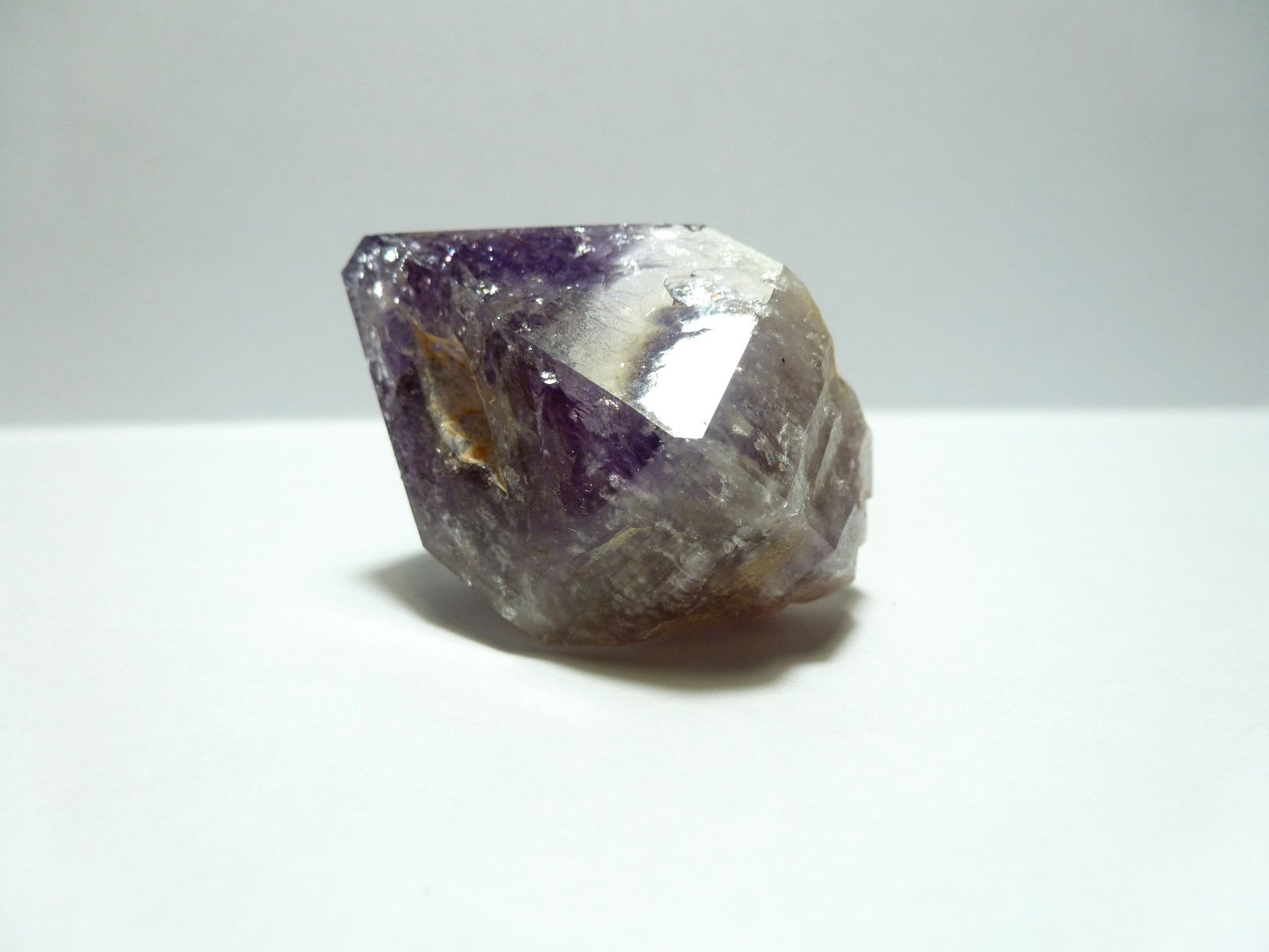 Cuarzo (variedad amatista)
Medida: 3,7x2,4x2,2 cm
(Autor: Sergio Pequeño)