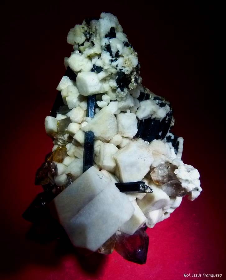 Microclina, Aegirina y Cuarzo.
85x75 mm.
(Autor: Jesus Franquesa Baucells)