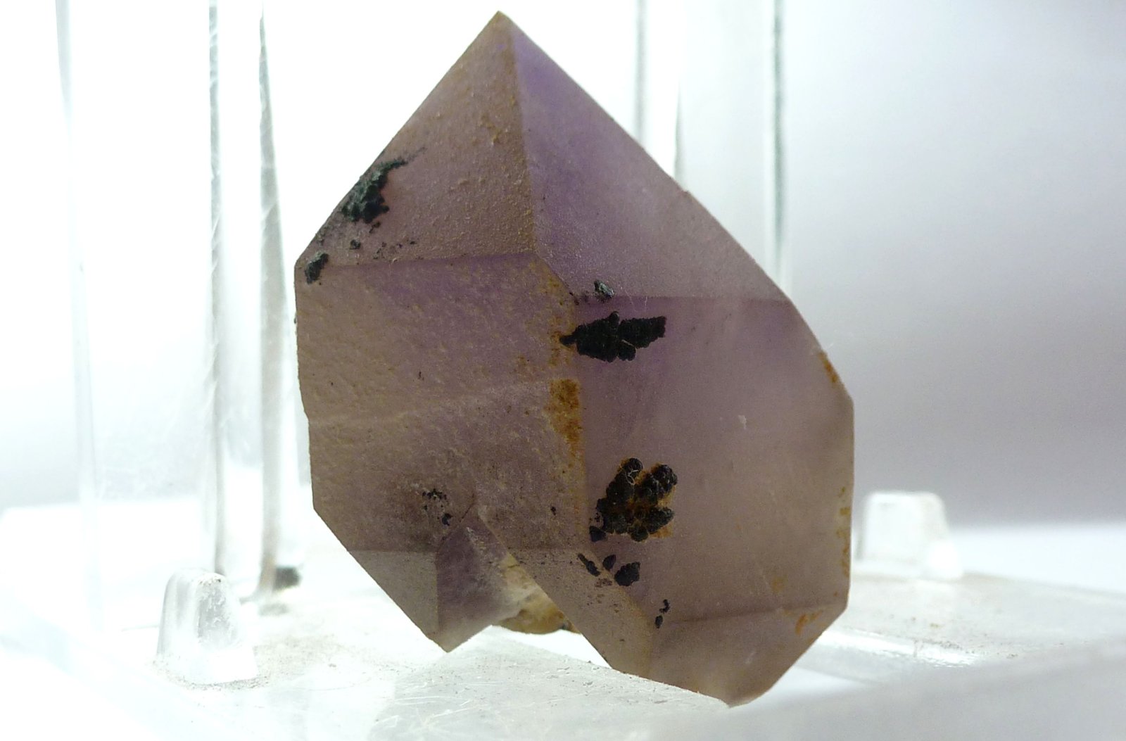Cuarzo (variedad amatista)
Medida: 3,2x2,5x2,5 cm
(Autor: Sergio Pequeño)