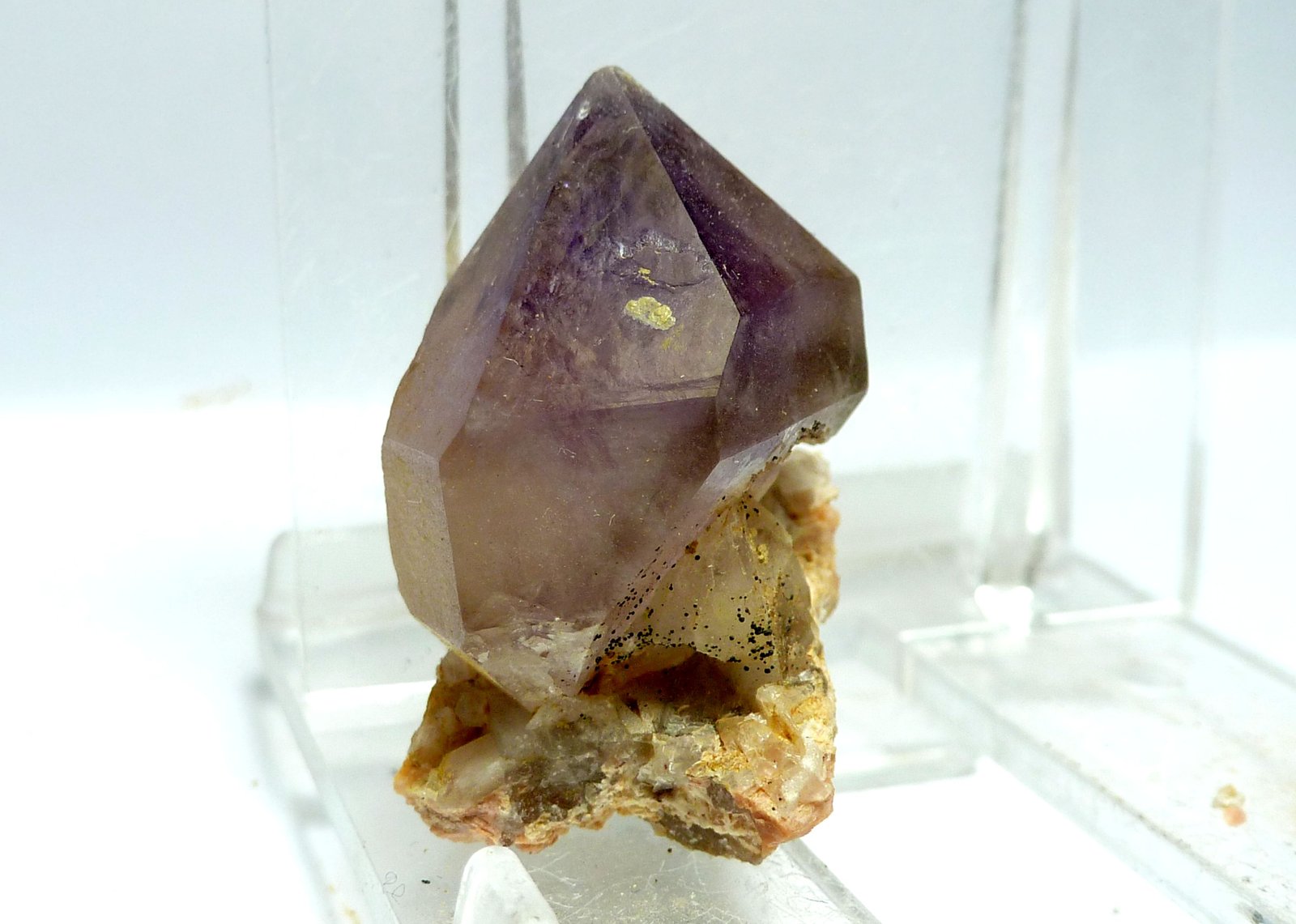 Cuarzo (variedad amatista)
Medida: 2,7x2,2x1,5 cm
(Autor: Sergio Pequeño)