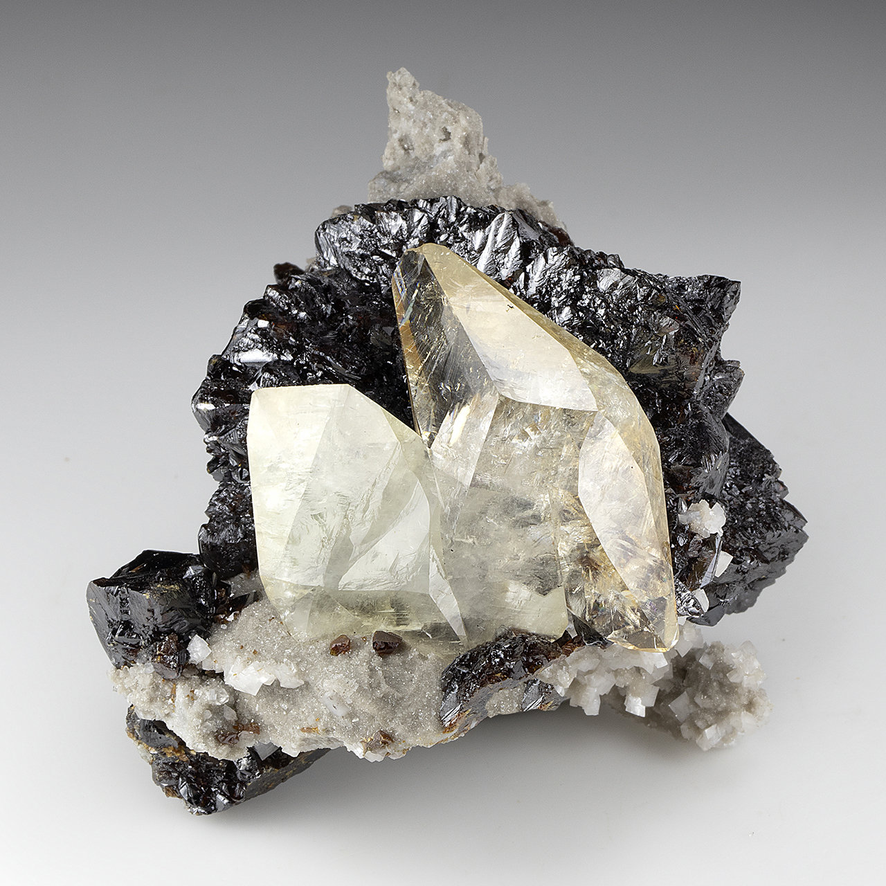 Calcita, Esfalerita, Dolomita
65 mm x 57 mm x 50 mm; cristal principal: 37 mm de longitud; masa: 162 g
(Autor: Carles Millan)