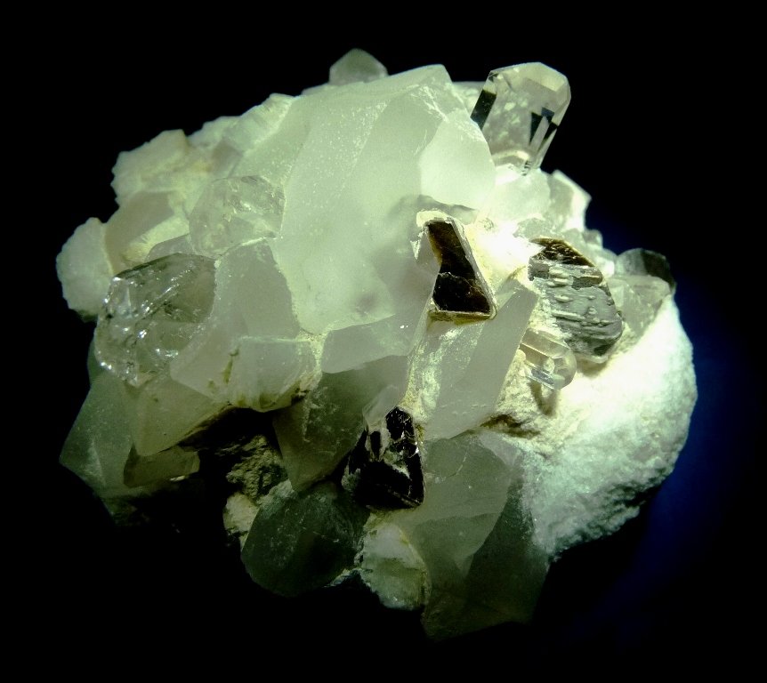 Topacio, Cuarzo y Mica.
70x60 mm.
(Autor: Jesus Franquesa Baucells)