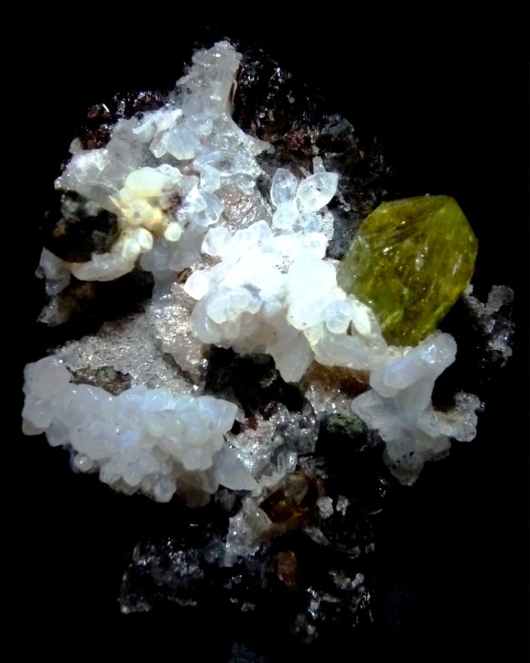 Apatito y Calcita.
80x35 mm.
(Autor: Jesus Franquesa Baucells)