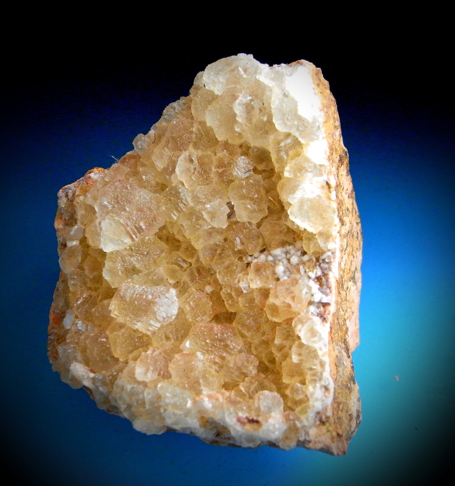 Fluorita
Pieza de 5x4,5 cm. Cristales de 1,x1 cm.
(Autor: DAni)