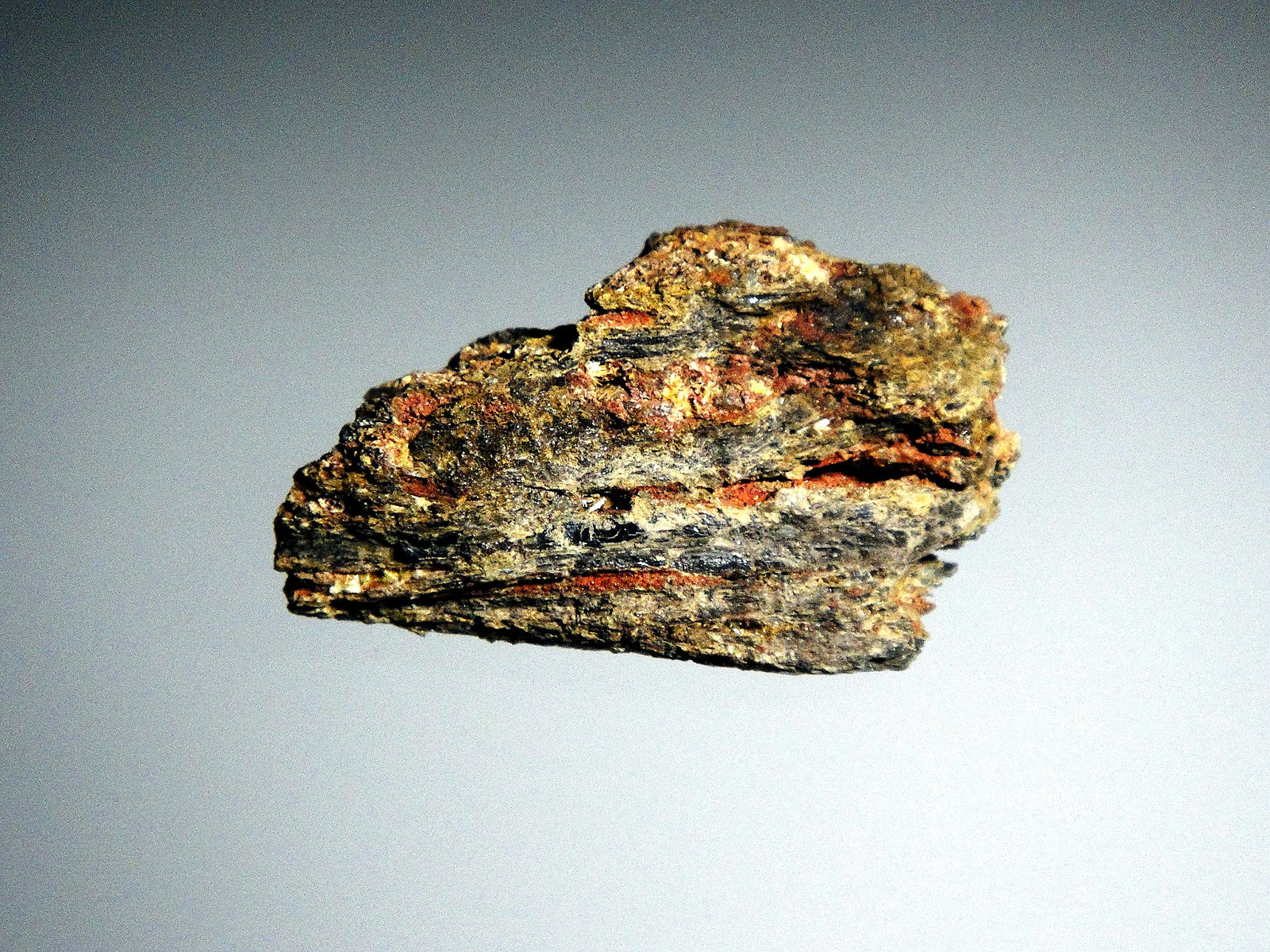 Klebelsbergita, Stibnita (Estibina) y Metaestibina
4 x 2 cm.
(Autor: Antonio P. López)