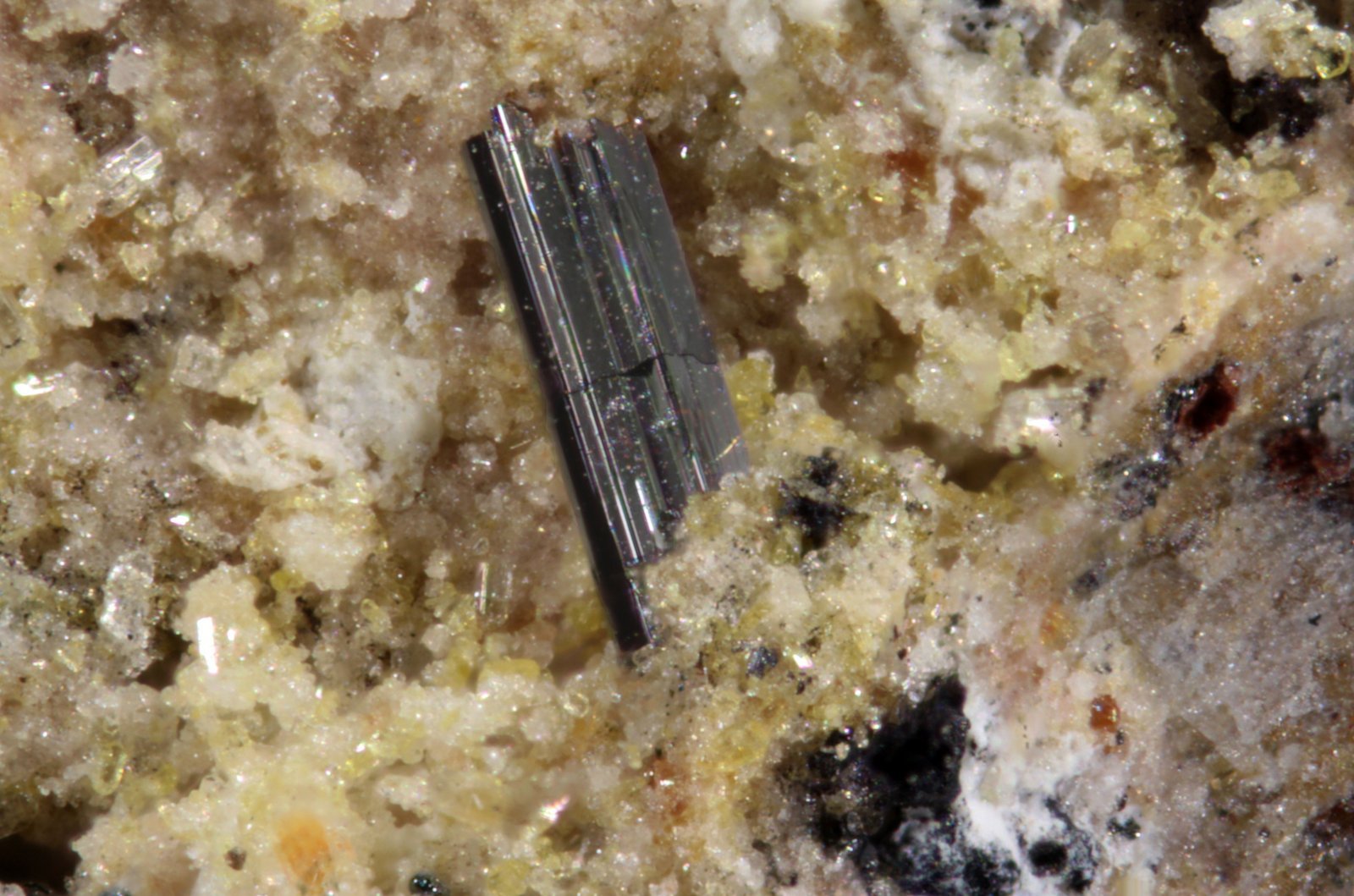 Pseudobrookita
Cristal 1 mm
(Autor: Jorgina-Agusti-Màrius)