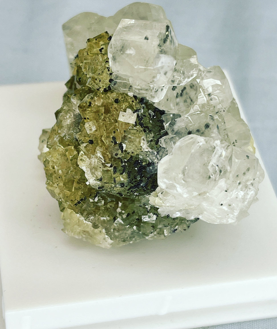 Fluorita, Calcita, Pirita
5,2cm de ancho y 4cm de alto
(Autor: castrominerals)