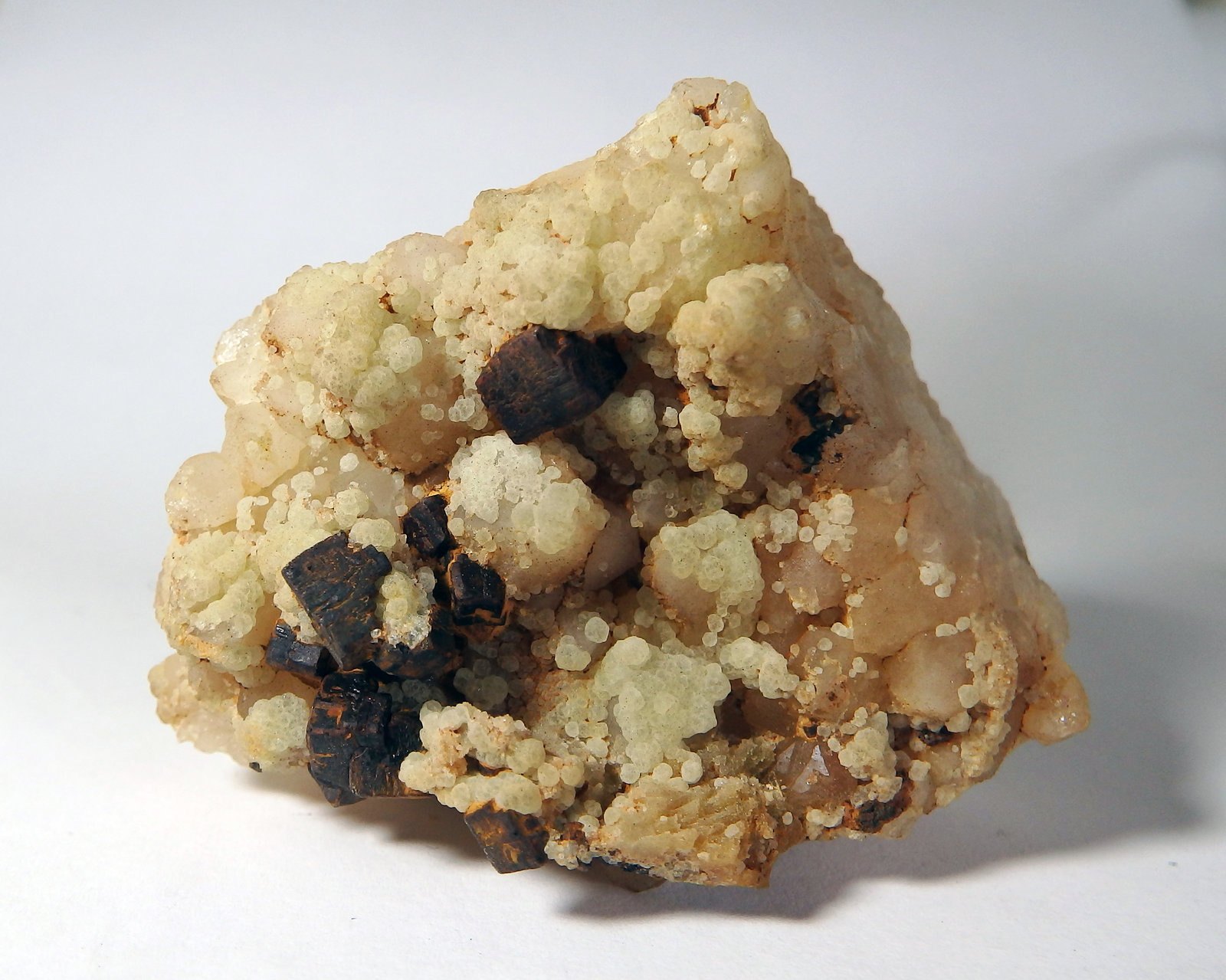 Cuarzo, Fluorita y Goethita pseudo Pirita
6,1 x 5,8 x 3,2 cm
(Autor: heat00)