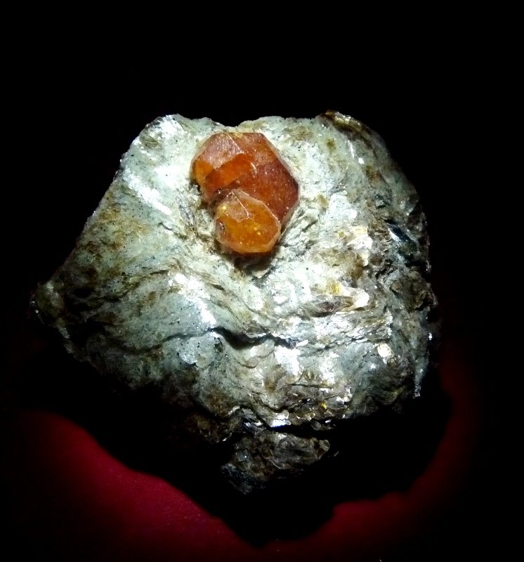 Spessartina (Espesartina) y Mica.
70x65 mm.
(Autor: Jesus Franquesa Baucells)