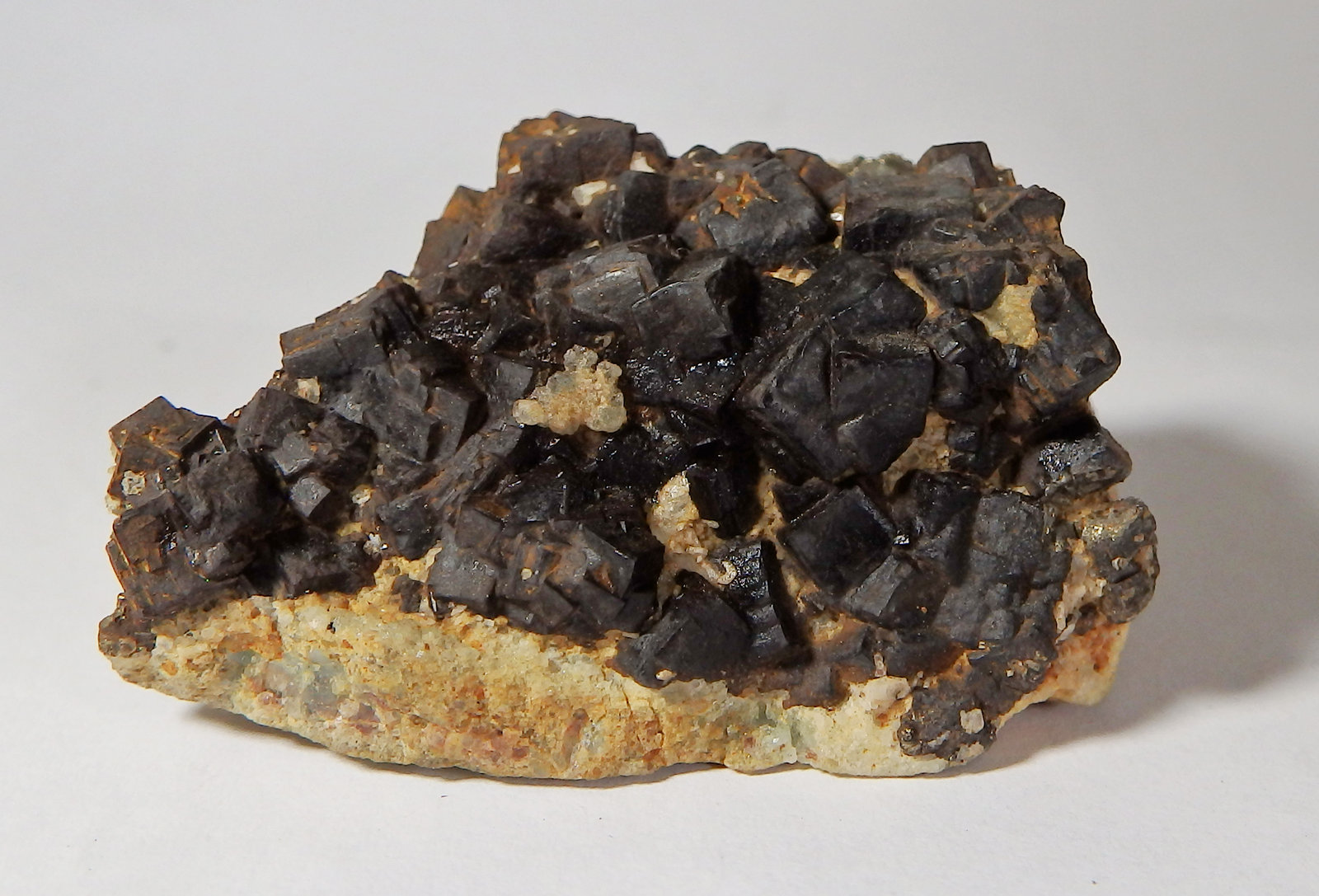 Goethita pseudo. Pirita
4,8 x 3,1 x 3,3 cm
(Autor: heat00)