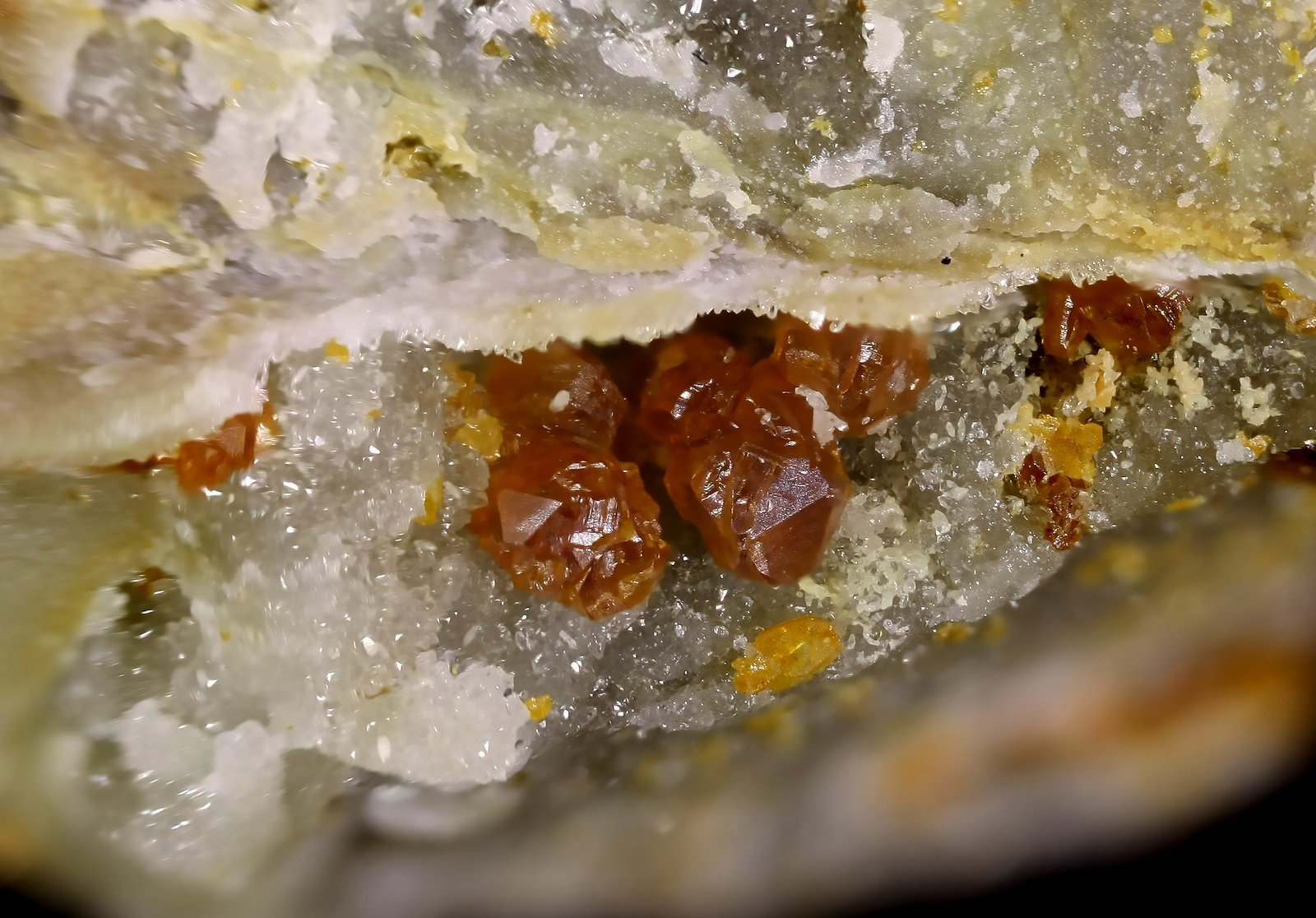 Esfalerita
Cristales mayores 1 mm
(Autor: Jorgina-Agusti-Màrius)